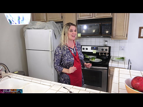 ❤️ A madrasta a ordenhá-lo na cozinha antes do seu encontro Sexo vídeo em porno pt.studiya-lpg-massazha-na-metro-vodnyj-stadion.ru ❌