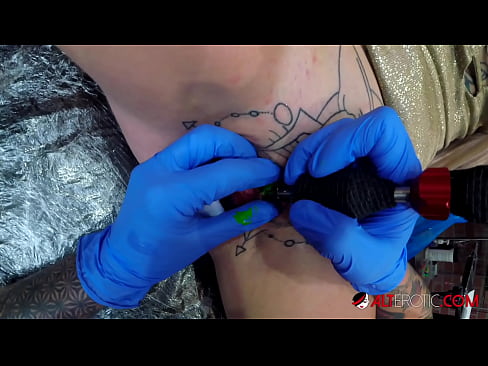 ❤️ Extremamente tatuada, a brasa Sully Savage fez uma tatuagem no seu clítoris Sexo vídeo em porno pt.studiya-lpg-massazha-na-metro-vodnyj-stadion.ru ❌
